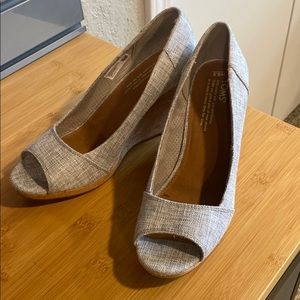 Toms size 8.5W denim and cork wedge peep toe shoes
